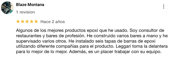 Captura de pantalla de una reseña de Google de Blaze Montana, un consultor de restaurantes y bares, elogiando los productos de epoxi de Leggari. Blaze comparte su experiencia construyendo y supervisando instalaciones de bares, y menciona que ha usado varias empresas diferentes para encimeras de bar de epoxi. Blaze declara que Leggari es la mejor de todas y felicita al equipo de Leggari por ser un placer trabajar con ellos.