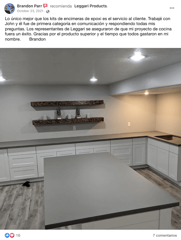 Captura de pantalla de una publicación de Facebook de Brandon Parr, un graduado de la Academia Leggari, donde muestra una instalación de encimera de concreto. La imagen viene con un testimonio que elogia los kits de encimera de epoxi, el servicio al cliente excepcional y la ayuda de un representante de Leggari llamado John. Brandon agradece al equipo de Leggari por su dedicación y apoyo para asegurar el éxito de su proyecto de cocineta.